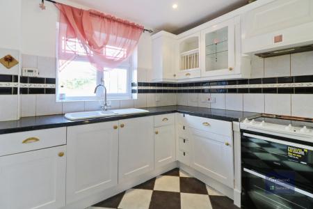 4 bedroom Detached house to let in Chestnut Lane, Ashford, TN23