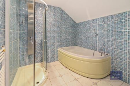 4 bedroom Detached house to let in Chestnut Lane, Ashford, TN23