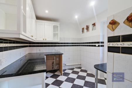 4 bedroom Detached house to let in Chestnut Lane, Ashford, TN23