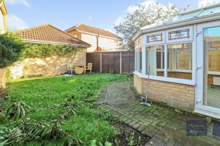 4 bedroom Detached house to let in Chestnut Lane, Ashford, TN23