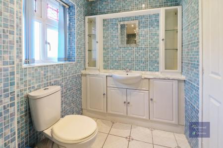 4 bedroom Detached house to let in Chestnut Lane, Ashford, TN23