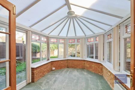 4 bedroom Detached house to let in Chestnut Lane, Ashford, TN23