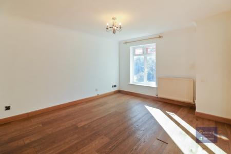 4 bedroom Detached house to let in Chestnut Lane, Ashford, TN23