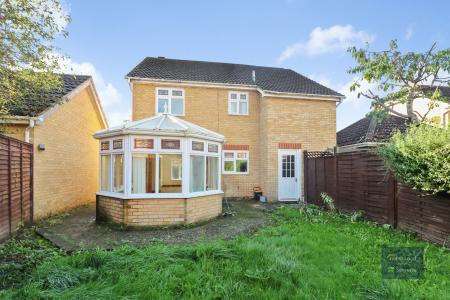 4 bedroom Detached house to let in Chestnut Lane, Ashford, TN23