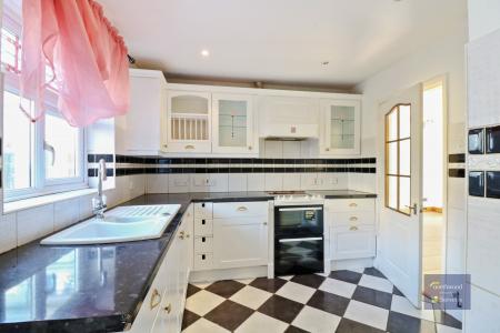 4 bedroom Detached house to let in Chestnut Lane, Ashford, TN23