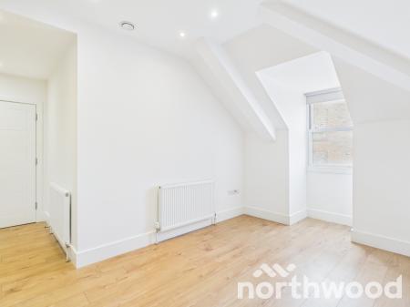 2 bedroom Flat to let in Bank Street, Town Centre, Ashford, TN23