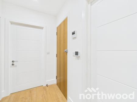 2 bedroom Flat to let in Bank Street, Town Centre, Ashford, TN23