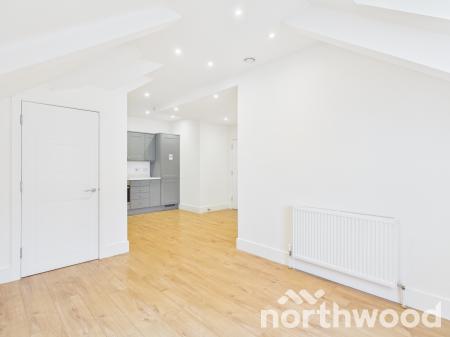 2 bedroom Flat to let in Bank Street, Town Centre, Ashford, TN23