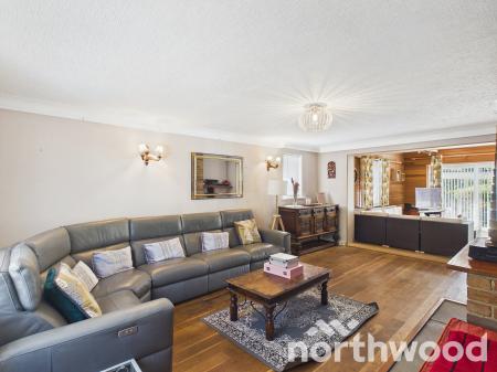 6 bedroom Detached house for sale in Faversham Road, Boughton Aluph, TN25