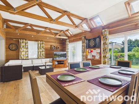 6 bedroom Detached house for sale in Faversham Road, Boughton Aluph, TN25