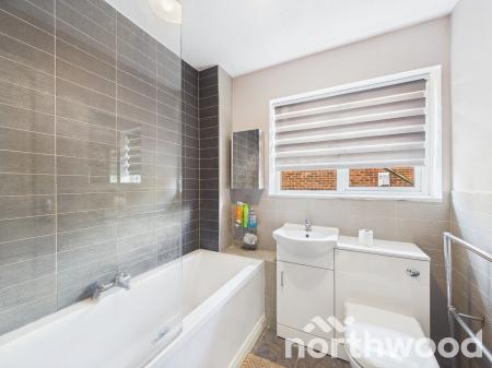 6 bedroom Detached house for sale in Faversham Road, Boughton Aluph, TN25