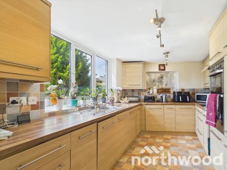 6 bedroom Detached house for sale in Faversham Road, Boughton Aluph, TN25