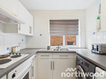 6 bedroom Detached house for sale in Faversham Road, Boughton Aluph, TN25