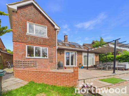 6 bedroom Detached house for sale in Faversham Road, Boughton Aluph, TN25