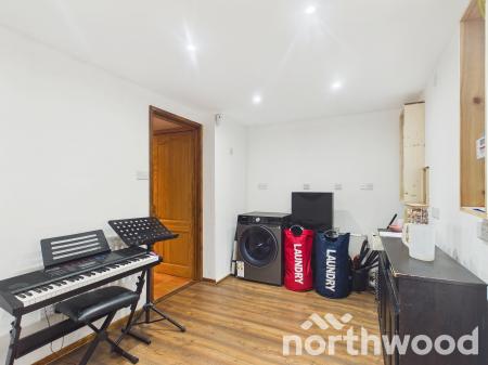 6 bedroom Detached house for sale in Faversham Road, Boughton Aluph, TN25