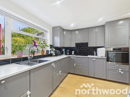 3 bedroom Terraced House for sale in Oak Tree Road, Ashford, TN23