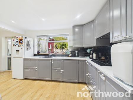 3 bedroom Terraced House for sale in Oak Tree Road, Ashford, TN23