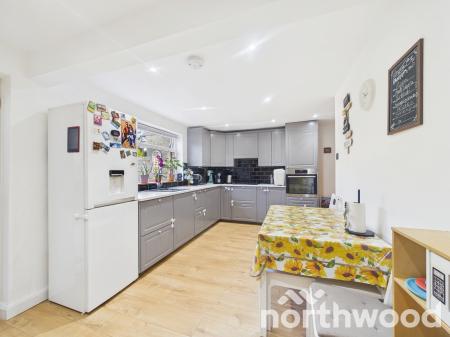 3 bedroom Terraced House for sale in Oak Tree Road, Ashford, TN23