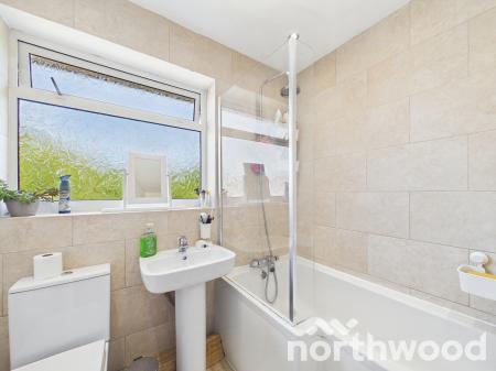 3 bedroom Terraced House for sale in Oak Tree Road, Ashford, TN23