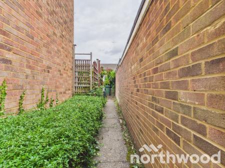 2 bedroom Maisonette to let in Northfleet Close, Vinters Park, Maidstone, ME14