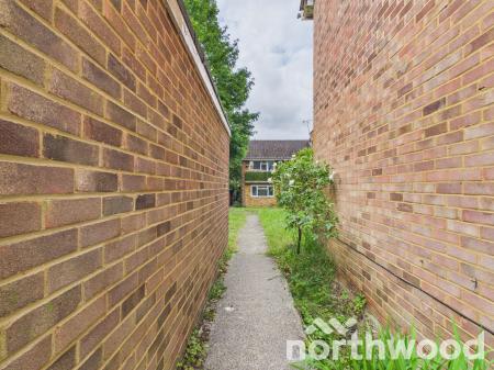 2 bedroom Maisonette to let in Northfleet Close, Vinters Park, Maidstone, ME14