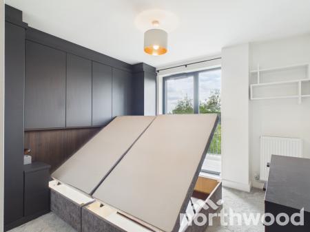 2 bedroom Flat to let in George Street, Victoria Point, Ashford, TN23