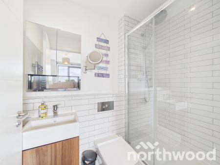 2 bedroom Flat to let in George Street, Victoria Point, Ashford, TN23