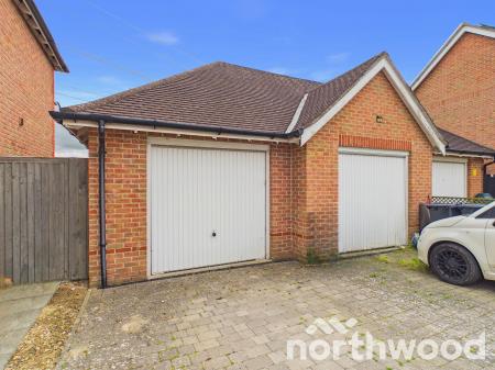 3 bedroom End of terrace house for sale in Lodge Close, Singleton, Ashford, TN23