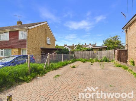 3 bedroom Semi-detached house to let in Chichester Close, Ashford, Ashford, TN23
