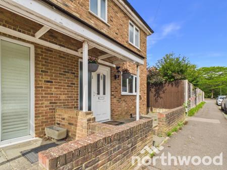 3 bedroom Semi-detached house to let in Chichester Close, Ashford, Ashford, TN23