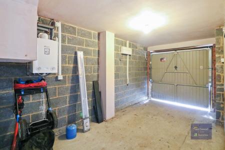 4 bedroom Detached house to let in James Allchin Gardens, Kennington, Ashford, TN24