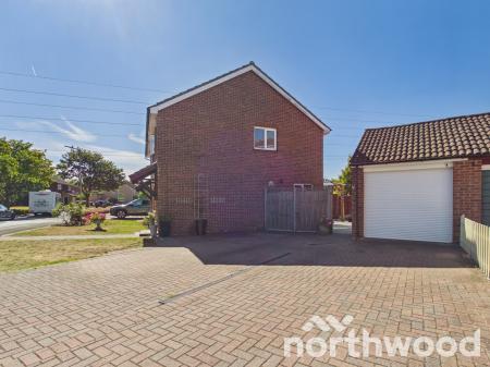 3 bedroom Semi-detached house for sale in Lakemead, Singleton, Ashford, TN23