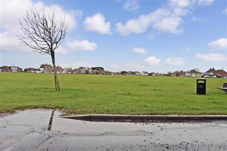 2 bedroom Flat to let in Greenway, Lydd, TN29