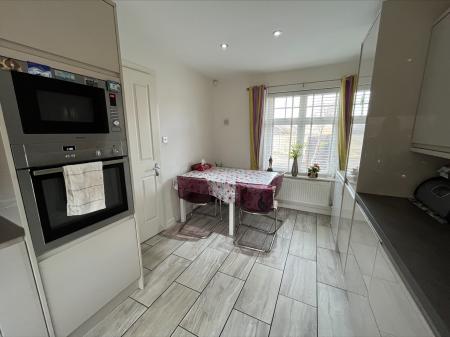3 bedroom Detached house to let in Wallis Road, Ashford, Ashford, TN24