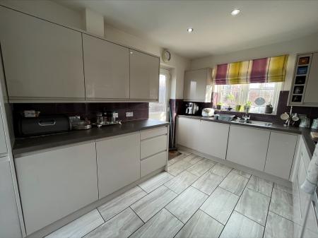 3 bedroom Detached house to let in Wallis Road, Ashford, Ashford, TN24