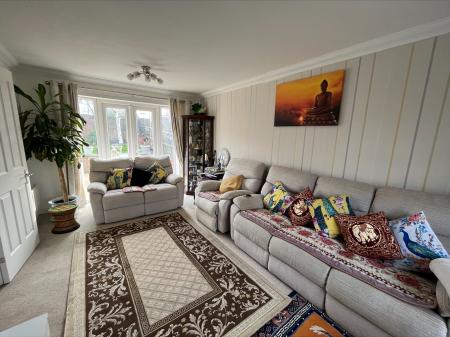 3 bedroom Detached house to let in Wallis Road, Ashford, Ashford, TN24