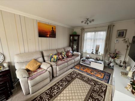 3 bedroom Detached house to let in Wallis Road, Ashford, Ashford, TN24