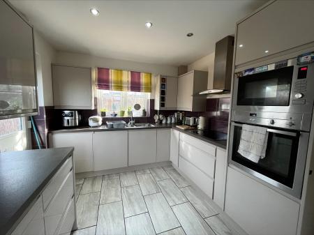 3 bedroom Detached house to let in Wallis Road, Ashford, Ashford, TN24
