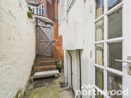 1 bedroom Flat to let in Sandgate High Street, Sandgate, CT20