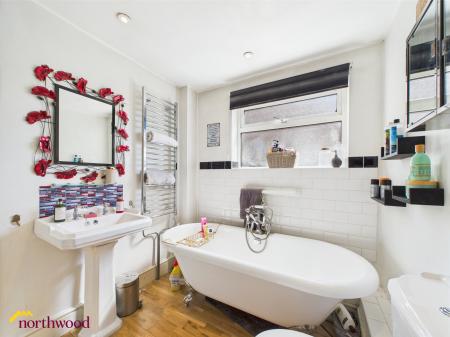 4 bedroom Detached house for sale in Chipperfield Park Road, Bloxham, OX15