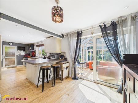 4 bedroom Detached house for sale in Chipperfield Park Road, Bloxham, OX15