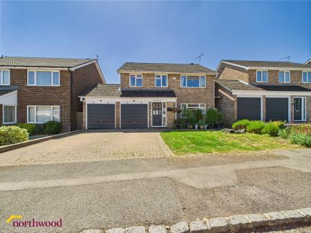 4 bedroom Detached house for sale in Chipperfield Park Road, Bloxham, OX15