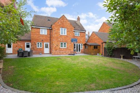 6 bedroom Detached house for sale in Slade Leas, Middleton Cheney, OX17