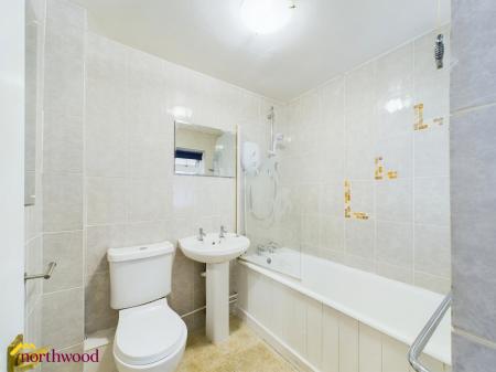 2 bedroom Flat to let in Manor Court, Fenny Compton, CV47