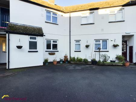 2 bedroom Flat to let in Manor Court, Fenny Compton, CV47
