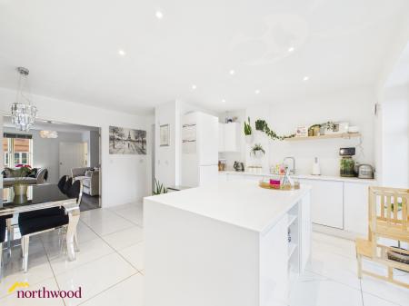 4 bedroom Semi-detached house for sale in Bailey Road, Banbury, OX16