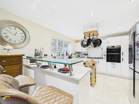 5 bedroom Detached house for sale in Reedmace Road, Banbury, OX15