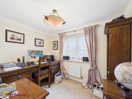 5 bedroom Detached house for sale in Reedmace Road, Banbury, OX15