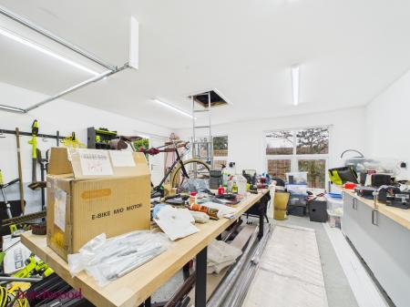 5 bedroom Detached house for sale in Reedmace Road, Banbury, OX15