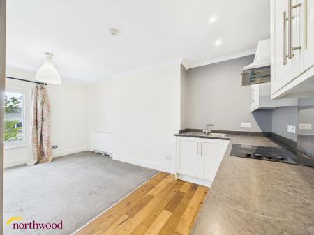 2 bedroom Flat to let in Calthorpe Road, Banbury, OX16